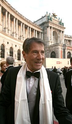 Udo Jrgens am 16. April 2011 anlsslich der Gala zur Verleihung des Fernsehpreises "Romy" vor der "Wiener Hofburg", wo er mit der "Platin-Romy" fr das Lebenswerk ausgezeichnet wurde; Urheber: Manfred WernerTsui; Lizenz: CC-BY-SA 3.0; Quelle: Wikimedia Commons