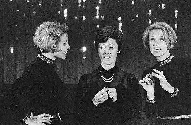 Alice und Ellen Kessler am 6. Juni 1967 mit Caterina Valente (Mitte) in deren "Caterina-Valente-Show" bei "Radiotelevisione italiana" (RAI); Rechteinhaber: Nationaal Archief(Den Haag, Rijksfotoarchief; Bestandsnummer: 920-3856); Urheber/Fotograf: Jack de Nijs / Anefo; Quelle: Wikimedia Commons; Lizenz:  CC0 1.0 (Verzicht auf das Copyright)