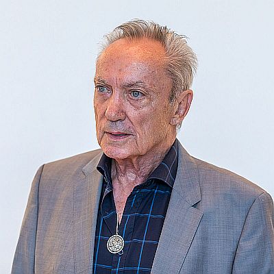 Udo Kier am 30. September 2024 beim Empfang im "Klner Rathaus" durch Oberbrgermeisterin Henriette Reker anlsslich seines 80. Geburtstages; Urheber/ Raimond Spekking; Lizenz: CC BY-SA 4.0; Quelle: Wikimedia Commons