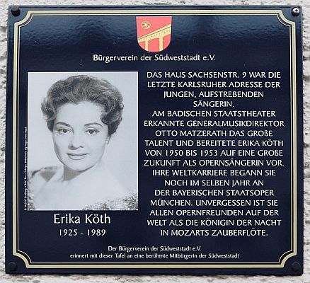 Gedenktafel f�r Erika K�th am Haus "Sachsenstra�e�9" in Karlsruhe; Urheber des Fotos: Tupperdose1953; Lizenz: CC BY-SA 4.0; Quelle: Wikimedia Commons
