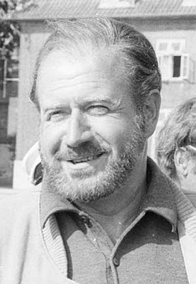 Hans-Joachim Kulenkampff am 16. September 1969 anlässlich der Premiere seines Films in Kiel "Dr. med. Fabian – achen ist die beste Medizin" (Ausschnitt des Originalfotos, ID-Nr. 45.666); Urheber: Friedrich Magnussen; (1914–1987); Lizenz: CC BY-SA 3.0 DE; Quelle: Wikimedia Commons von Rechteinhaber "Stadtarchiv Kiel"