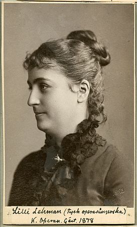 Foto: Lilli Lehmann etwa 1883; Urheber: Julius Cornelius Schaarw�chter (1847�1904); Quelle: Wikimedia Commons von "National Collections of Music, Theatre and Dance": Inventarnummer: Musikverket image: H5_105; Lizenz: gemeinfrei