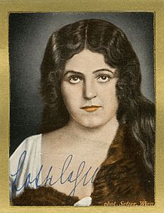 Lotte Lehmann auf einem Sammelbild aus der Serie "B�hnenstars und ihre Autogramme", die�1933 den "Gold-Saba"-Zigaretten der "Garbaty"-Zigarettenfabrik von Josef Garb�ty beilagen; Urheber: Franz Xaver Setzer (1886�1939); Quelle: Wikimedia Commons: Lizenz: gemeinfrei