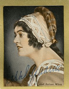 Lotte Lehmann auf einem Sammelbild aus der Serie "B�hnenstars und ihre Autogramme", die�1933 den "Gold-Saba"-Zigaretten der "Garbaty"-Zigarettenfabrik von Josef Garb�ty beilagen; Urheber: Franz Xaver Setzer (1886�1939); Quelle: Wikimedia Commons: Lizenz: gemeinfrei