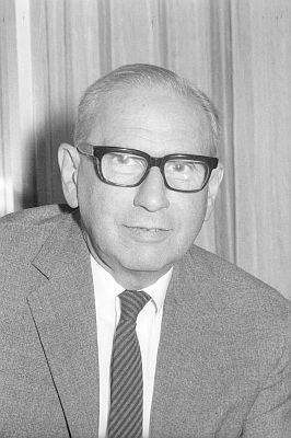 Robert Lembke im Juni 1969 anlsslich der "Kieler Woche" in seiner Funktion als Aufsichtsratsmitglied des "Deutschen Olympiazentrums Radio Television"; Urheber: Friedrich Magnussen (19141987); Lizenz: CC BY-SA 3.0 DE; Quelle: Wikimedia Commons von Rechteinhaber "Stadtarchiv Kiel" (Identity: 45.403