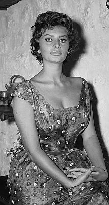 Sophia Loren Mitte der 1950er in der Schweiz (Ausschnitt des Originalfotos); Urheber: "Comet Photo" (Zrich); dieses Bild stammt aus der Sammlung (Bildarchiv) der ETH-Bibliothek und wurde auf Wikimedia Commons im Rahmen einer Kooperation mit Wikimedia CH verffentlicht; Quelle: www.e-pics.ethz.ch; (Com_C09-126-002); Lizenz: CC BY-SA 4.0