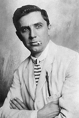 Bela Lugosi im Jahre 1912; Urheber/Spender: Fortepan adomnyoz SALY NOMI; Lizenz: CC-BY-SA-3.0; Quelle: Wikimedia Commons (Ausschnitt des Originalfotos)