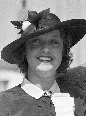 Jeanette MacDonald Anfang Mai 1934; Quelle: Wikimedia Commons (Ausschnitt des Originalfotos) von "UCLA Library Digital Collection"; Urheber: "Los Angeles Times"; Lizenz: CC BY 4.0 Deed 