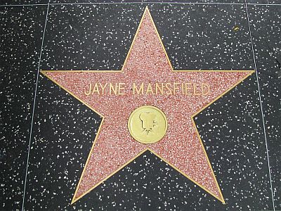 "Stern" für Jayne Mansfield auf dem "Hollywood Walk of Fame"; Urheber: Ilovechoclate; Lizenz: CC BY-SA 3.0 Deed; Quelle: Wikimedia Commons