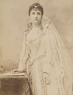 Nellie Melba 1888 als/in "Lucia�di�Lammermoor"; Urheber/Fotograf: Nadar (1820�1910); Quelle: Wikimedia Commons von "State Library of New South Wales" (P1/1144); Lizenz: gemeinfrei