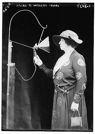 Dame Nellie Melba am 15. Juni 1920 bei der Live-�bertragung ihres Gesangs anl�sslich eines 30-min�tigen Konzerts des Radio-Senders "Marconi�Company" in Chelmsford (Essex, UK): dieses Foto von Dame Nellie Melba ist Bestandteil der "George Grantham Bain collection" der US-amerikanischen "Library of Congress", abrufbar unter der digitalen ID ggbain.30836 in der Abteilung f�r Drucke und Fotografien; gem�� der Bibliothek gibt es keine Copyright-Restriktionen.