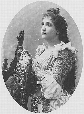 Portrait Nellie Melba; Urheber: Atelier Nada (unbekanntes Datum); Quelle: Wikimedia Commons von Zeno.org1) (ID-Nummer 20001849468); Lizenz: gemeinfrei