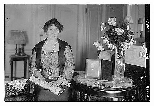 Nellie Melba ca. 1925; dieses Foto von Dame Nellie Melba ist Bestandteil der "George Grantham Bain collection" der US-amerikanischen "Library of Congress", abrufbar unter der digitalen ID ggbain.25855 in der Abteilung f�r Drucke und Fotografien; gem�� der Bibliothek gibt es keine Copyright-Restriktionen.