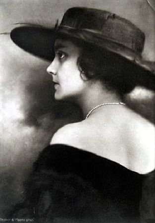 Sybill Morel in den 1920er Jahren; Urheber: Atelier "Becker & Maass" (19021938); Quelle: Wikimedia Commons; Lizenz: gemeinfrei