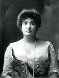 Nellie Melba fotografiert von Henry Walter Barnett (1862  1934); Quelle: Wikipedia (englisch) von "State Library of New South Wales"; Diese Bild- oder Mediendatei ist gemeinfrei, weil ihre urheberrechtliche Schutzfrist abgelaufen ist.