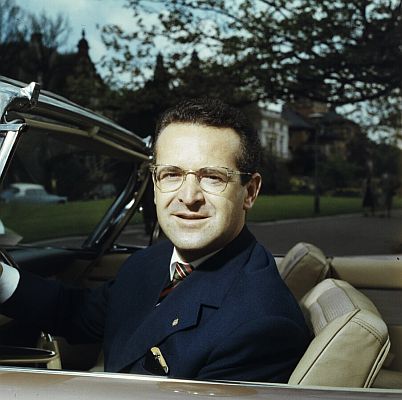 Hazy Osterwald ca. 1961; Urheber: "Comet Photo" ("Comet Photo AG", Zürich) Dieses Bild stammt aus der Sammlung (Bildarchiv) der ETH-Bibliothek und wurde auf Wikimedia Commons im Rahmen einer Kooperation mit Wikimedia CH veröffentlicht; Quelle: www.e-pics.ethz.ch; Urheber: Comet Photo AG (Com_C10-229-013.tif); Lizenz: CC BY-SA 4.0