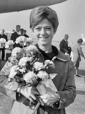 Rita Pavone am 1. Oktober 1965 bei ihrer Ankunft in den Niederlanden anlässlich der "Grand Gala du Disque"; Rechteinhaber: Nationaal Archief1) (Den Haag, Rijksfotoarchief; Bestandsnummer: 918-2507) Urheber/Fotograf: Joop van Bilsen / Anefo; Quelle: Wikimedia Commons (Ausschnitt des Originalfotos); Lizenz: CC0 1.0 (Verzicht auf das Copyright)