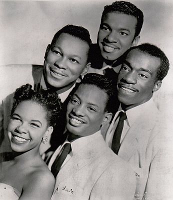 "The Platters" 1955 (v.l.n.r.): Zola Taylor, Tony Williams, David Lynch, Paul Robi und Herb Reed; Urheber/zur Verf�gung gestellt von Paul Robi's Tochter bzw. Ehefrau; Quelle: Wikimedia Commons;Lizenz: CC BY-SA 3.0