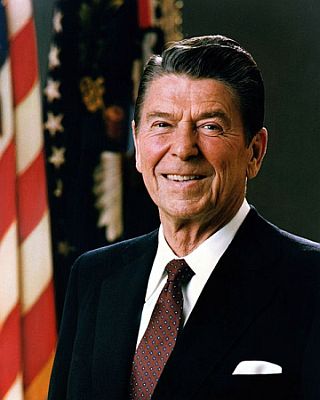 Offizielles Porträt (1981) des US-amerikanischen Präsidenten RonaldReagan; Quelle: Courtesy "Ronald Reagan Library" bzw. Wikimedia Commons; Urheber: Unbekannt