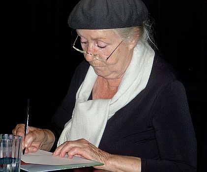 Kthe Reichel signiert ihr Buch "Windbriefe an den Herrn b.b." am 17. August 2006; Urheber: SpreeTom; Lizenz: CC BY-SA 3.0; Quelle: Wikimedia Commons