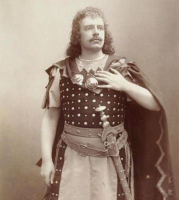 Jean de Reszke 1895 als " Tristan" in Wagners "Tristan und Isolde"; Urheber: Aim Dupont (1842  1900); Quelle: Wikimedia Commons von "Metropolitan Opera's Archives"