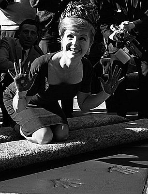 Debbie Reynolds hinterlsst 1965 ihre Handabdrcke vor dem "Grauman's Chinese Theater" in Hollywood; Quelle: Wikimedia Commons (Ausschnitt des Originalfotos) von "UCLA Library Digital Collection";Urheber: Bruce H. Cox / "Los Angeles Times"; Lizenz: CC BY 4.0 Deed
