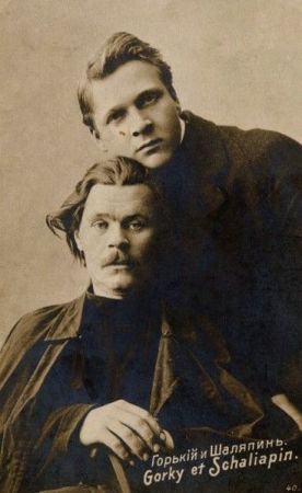 Schaljapin zusammen mit Maxim Gorki (links) Ende des 19. Jahrhunderts; Urheber unbekannt; Quelle: Wikimedia Commons