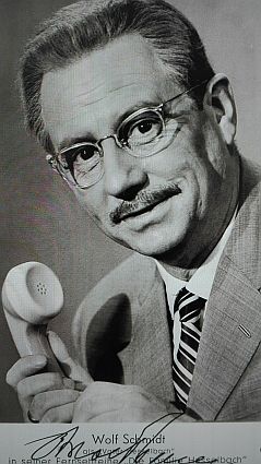 Autogrammkarte von Wolf Schmidt (Foto/Copyright: Kurt Bethke/HR); Quelle: Wikimedia Commons; Lizenz: CC BY-SA 4.0