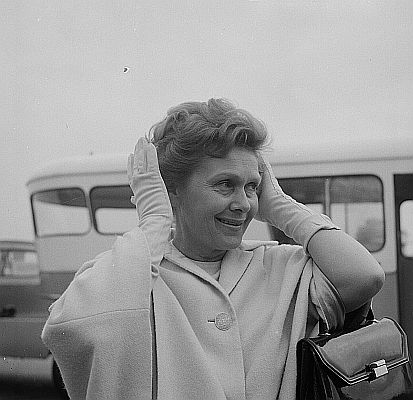 Elisabeth Schwarzkopf kommt am 23. Juni 1964 auf dem Flughafen Amsterdam Schiphol an. Rechteinhaber: Nationaal Archief�(Den Haag, Rijksfotoarchief; Bestandsnummer: 916-5690); Urheber/Fotograf: Hugo van Gelderen / Anefo; Quelle: Wikimedia Commons; Lizenz: CC0 1.0 (Verzicht auf das Copyright)