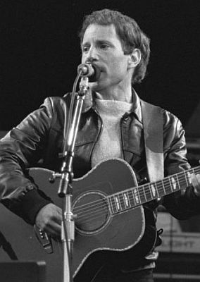 Paul Simon am 12. Juni 1982 bei einem Konzert (mit Art Garfunkel) im "Stadion Feijenoord"(Rotterdam); Rechteinhaber: Nationaal Archief&nbsp;(Den Haag, Rijksfotoarchief; Bestandsnummer: 932-2092); Urheber/Fotograf: Rob Bogaerts / Anefo; Quelle: Wikimedia Commons (Ausschnitt des Originalfotos); Lizenz: CC0 1.0 (Verzicht auf das Copyright)