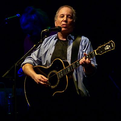 Paul Simon am 27. Mai 2011 bei einem Auftritt im "9:30 Club" in Washington D.C.; Urheber: Matthew Straubmuller (imatty35); Lizenz: CC BY 2.0 bzw. CC BY-NC 2.0; Quelle: Wikimedia Commons von www.flickr.com