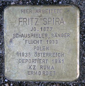 "Stolperstein" für Fritz Spira, Behrenstraße 5557 (Berlin-Mitte); Urheber: Wikipedia-User OTFW (Berlin); Lizenz: CC BY-SA 3.0; Quelle: Wikimedia Commons