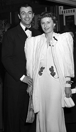 Barbara Stanwyck Mitte Mrz 1941 mit ihrem zweiten Ehemann, dem Schauspieler RobertTaylor; Quelle: Wikimedia Commons (Ausschnitt des Originalfotos); von "UCLA Library Digital Collection";Urheber: Gordon Charles Wallace/"Los Angeles Times"; Lizenz: CC BY 4.0 Deed