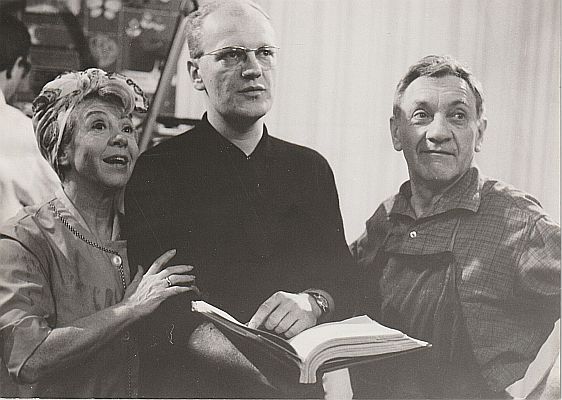 Claus Peter Witt (Mitte) mit Inge Meysel und Joseph Offenbach bei den Dreharbeiten von "Die Unverbesserlichen"; Urheberin: Annabelle Witt; Datierung: 1. November 1964; Lizenz: CC BY-SA 4.0; Quelle: Wikimedia Commons
