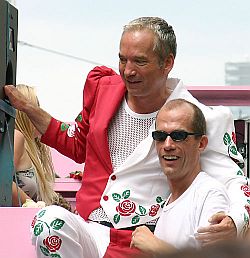 Claus Vinon (links) mit Georg Uecker 2005 beim "Christopher Street Day" in Köln; Urheber: Elke Wetzig; Lizenz: CC BY-SA 3.0; Quelle: Wikimedia Commons