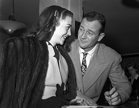 John Wayne und Esperanza Baur am 17. Januar 1946; Quelle: Wikimedia Commons (Ausschnitt des Originalfotos) von "UCLA Library Digital Collection"; Urheber: "Los Angeles Times"; Lizenz: CC BY 4.0 Deed