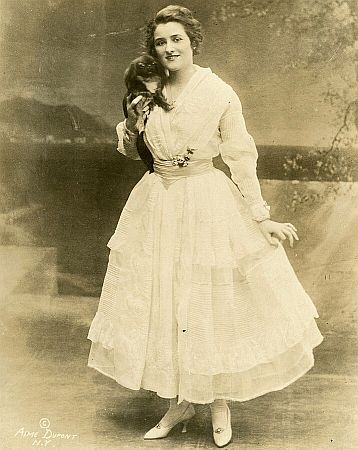 Emmy Wehlen, fotografiert von Aim Dupont (18411900) bzw. im "Aim Dupont Studio"; Quelle: Wikimedia Commons aus der Sammlung "J. Willis Sayre Collection of Theatrical Photographs"; ID: 10654; Lizenz: gemeinfrei