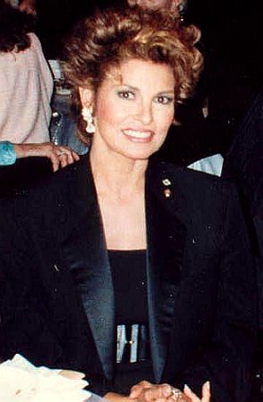 RaquelWelch im September 1987 anlsslich der Verleihung der "Emmy Awards"; Urheber: Alan Light; Lizenz: CC BY 2.0; Quelle: Wikimedia Commons bzw. flickr.com