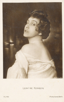 Leontine Khnberg, fotografiert von Wilhelm Willinger (1879-1943); Quelle: www,cyranos.ch; Lizenz: gemeinfrei