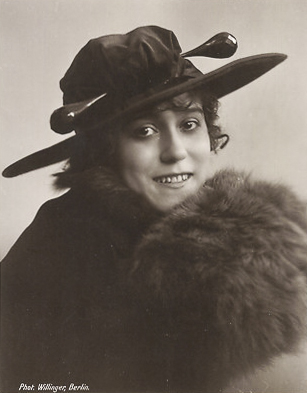 Leontine Khnberg, fotografiert von Wilhelm Willinger (18791943); Quelle: Wikipedia; Lizenz: gemeinfrei
