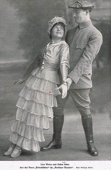 Oscar Sabo und LisaWeise auf einer Knstlerkarte zu "Extrabltter" (1914),fotografiert von Wilhelm Willinger (18791943); Quelle: Wikimedia Commons; Lizenz: gemeionfrei