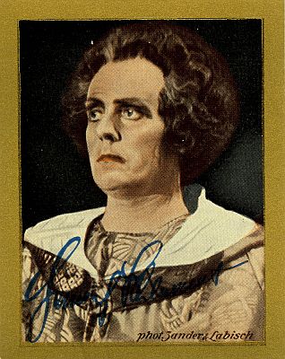 Heinrich Schlusnus auf einem Sammelbild aus der Serie "B�hnenstars und ihre Autogramme", die�1933 den "Gold-Saba"-Zigaretten der "Garbaty"-Zigarettenfabrik�von Josef Garb�ty beilagen. Urheber: Fotoatelier "Zander & Labisch" (Albert Zander (1864�1897) und Siegmund Labisch (1863�1942)); Quelle: Wikimedia Commons von virtual-history.com; Lizenz: gemeinfrei