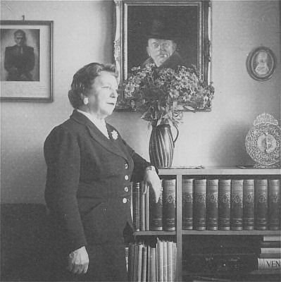 Das Foto zeigt Liesl Karlstadt im Jahre 1958 in ihrer Wohnung.Links hngt ein Foto von Gustaf Grndgens als "Hamlet", rechts ein Gemlde von Karl Valentin. Foto: Copyright Walter Fiedler (23.09.193114.08.2012)