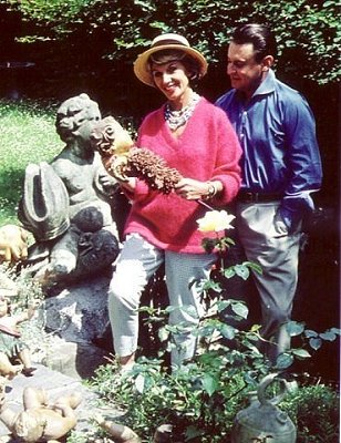 Lale Andersen und ihr Mann ArturBeul zuhause im Garten in Zollikon