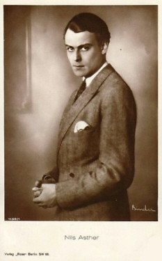 Nils Asther vor 1929; Urheber: Alexander Binder (18881929); Quelle: www.cyranos.ch; Lizenz: gemeinfrei