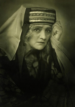 Hedwig Bleibtreu, fotografiert von Franz Xaver Setzer (1886  1939); Quelle: www.cyranos.ch