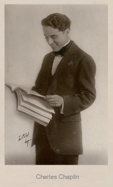 Charles Chaplin auf einer Fotografie von Albert Witzel (18791929; Witzel Studios, LA.); Quelle: www.cyranos.ch