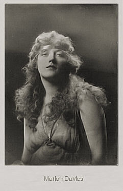 Marion Davies auf einer Fotografie von Arnold Genthe (1869 – 1942); Quelle: www.cyranos.ch