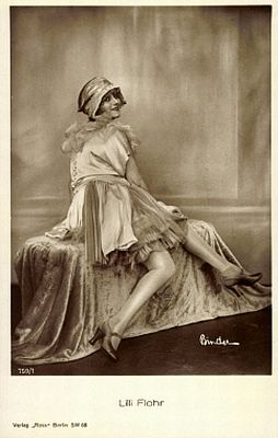 Lilly Flohr vor 1929; Urheber: Alexander Binder (18881929); Ross-Karte Nr. 759/1; Quelle: www.cyranos.ch; Lizenz: gemeinfrei
