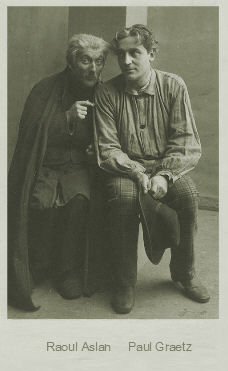 Paul Graetz mit Raoul Aslan um 1920 in dem Stück "Der Kinderfreund" von Mechtilde Lichnowsky an den "Kammerspielen" auf einer Fotografie des Fotoateliers "Zander & Labisch", Berlin; Urheber Siegmund Labisch (18631942); Quelle:  www.cyranos.ch
